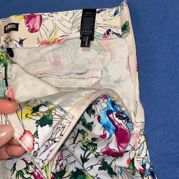 Express - Multi-color Floral Shorts - Picture 5 of 7